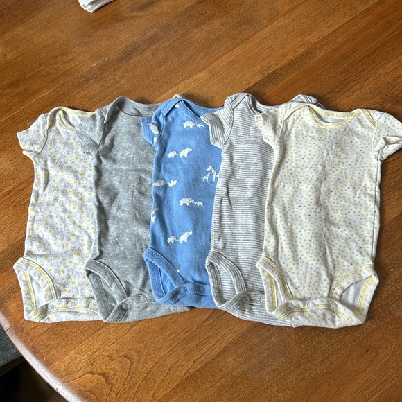 Lot of 5 gender neutral onesies - Picture 1 of 11